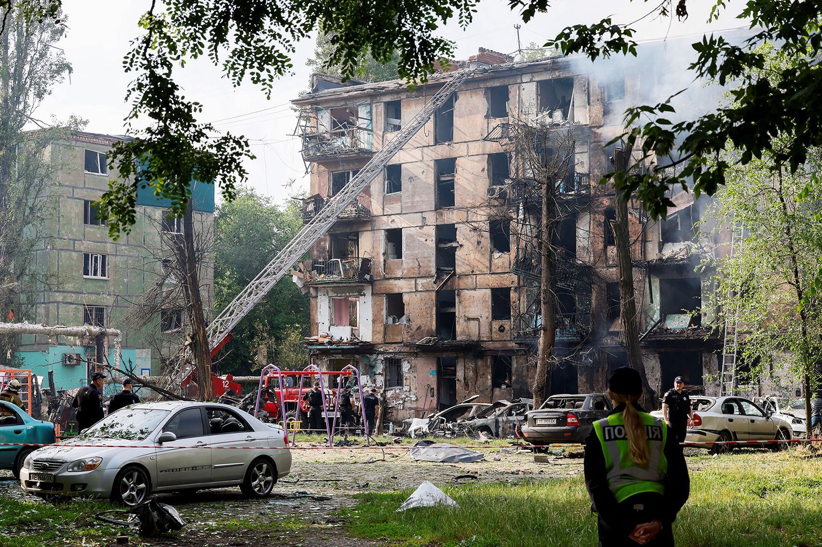 Equipes de resgate trabalham em um prédio residencial fortemente danificado por um ataque de míssil russo em Kryvyi Rih, região de Dnipropetrovsk, Ucrânia, em 13 de junho. / Alina Smutko/Reuters