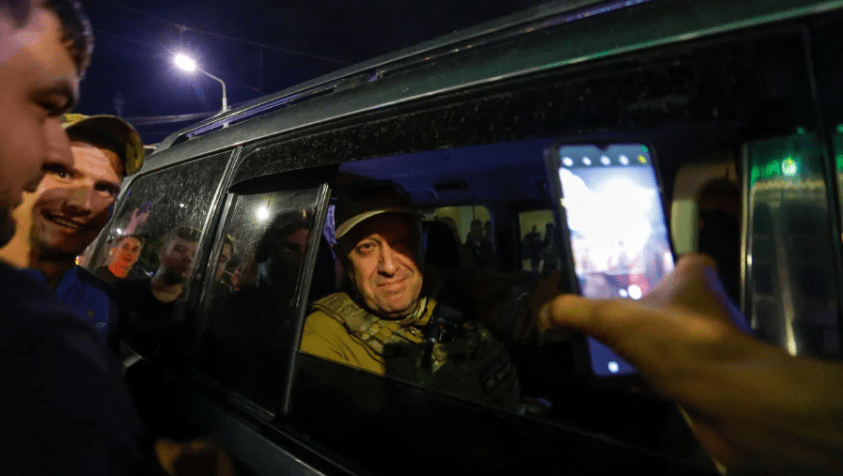 Prigozhin foi aplaudido por civis ao deixar Rostov-on-Don em 24 de junho. / Alexander Ermochenko/Reuters