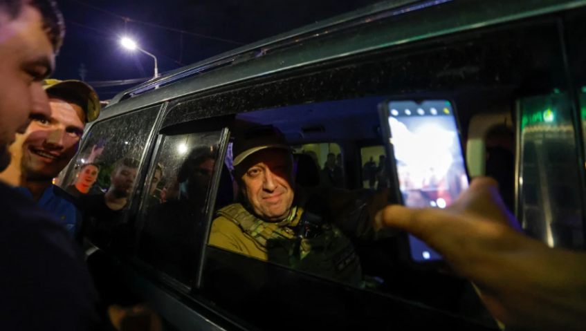 Prigozhin foi aplaudido por civis ao deixar Rostov-on-Don em 24 de junho. / Alexander Ermochenko/Reuters