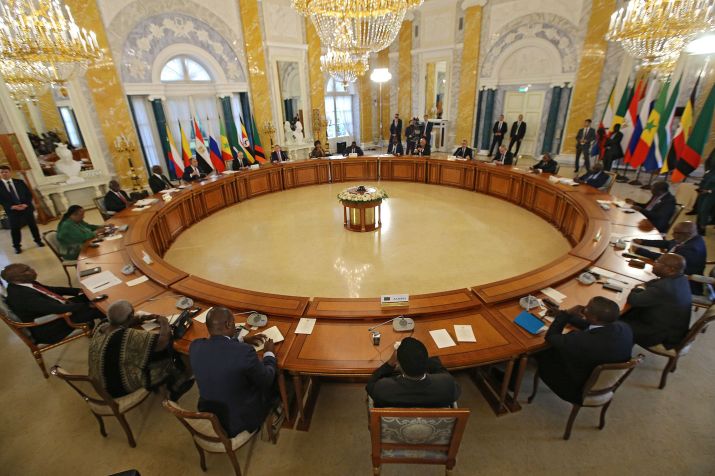 O presidente russo, Vladimir Putin, se reúne com líderes africanos em 17 de junho na Rússia. / Colaborador/Getty Images