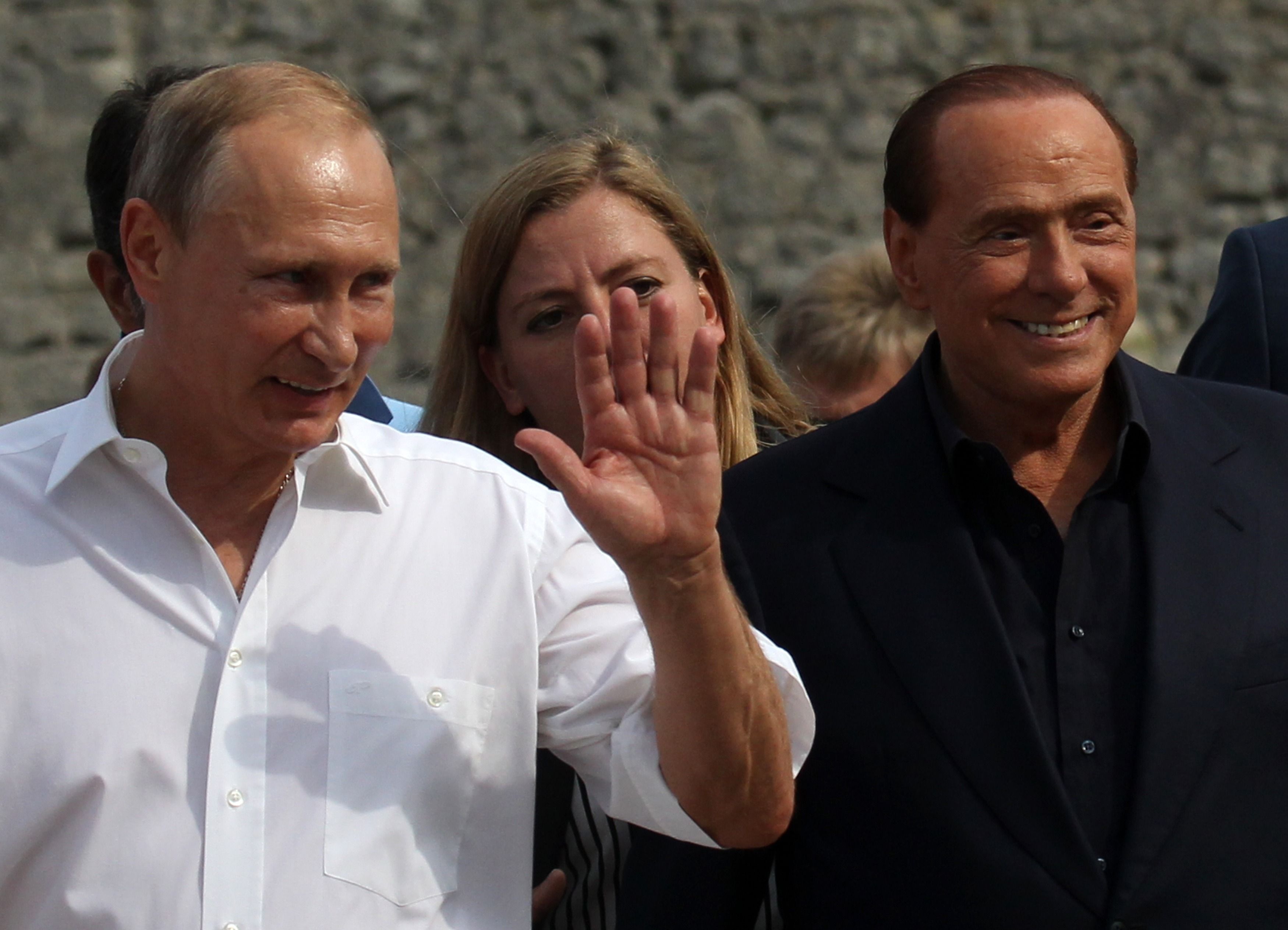 SEVASTOPOL, CRIMEA- 12 DE SETEMBRO: O presidente russo Vladimir Putin (L) e o ex-primeiro-ministro italiano Silvio Berlusconi (R) são vistos durante visita conjunta ao museu Chersonesus em Sebastopol, Crimeia, 12 de setembro de 2015. O presidente russo Vladimir Putin e Silvio Berlusconi são tendo uma viagem conjunta à Crimeia, um território disputado entre a Ucrânia e a Rússia, anexado em março de 2014. (Foto de Sasha Mordovets/Getty Images)