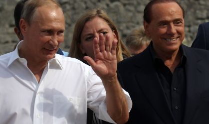 SEVASTOPOL, CRIMEA- 12 DE SETEMBRO: O presidente russo Vladimir Putin (L) e o ex-primeiro-ministro italiano Silvio Berlusconi (R) são vistos durante visita conjunta ao museu Chersonesus em Sebastopol, Crimeia, 12 de setembro de 2015. O presidente russo Vladimir Putin e Silvio Berlusconi são tendo uma viagem conjunta à Crimeia, um território disputado entre a Ucrânia e a Rússia, anexado em março de 2014. (Foto de Sasha Mordovets/Getty Images)