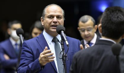 Senadores recorrem de arquivamento de apuração contra Ricardo Barros aberta após CPI da Covid