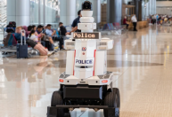 Robôs com mais de 2 metros de altura integram força policial de Singapura em aeroporto