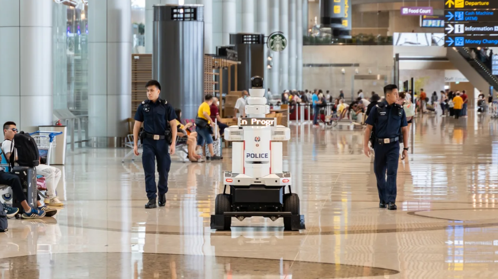 Os robôs patrulham ao lado dos oficiais da linha de frente da Força Policial de Singapura e servem como olhos adicionais no solo. / Ryan Quek/Força Policial de Singapura