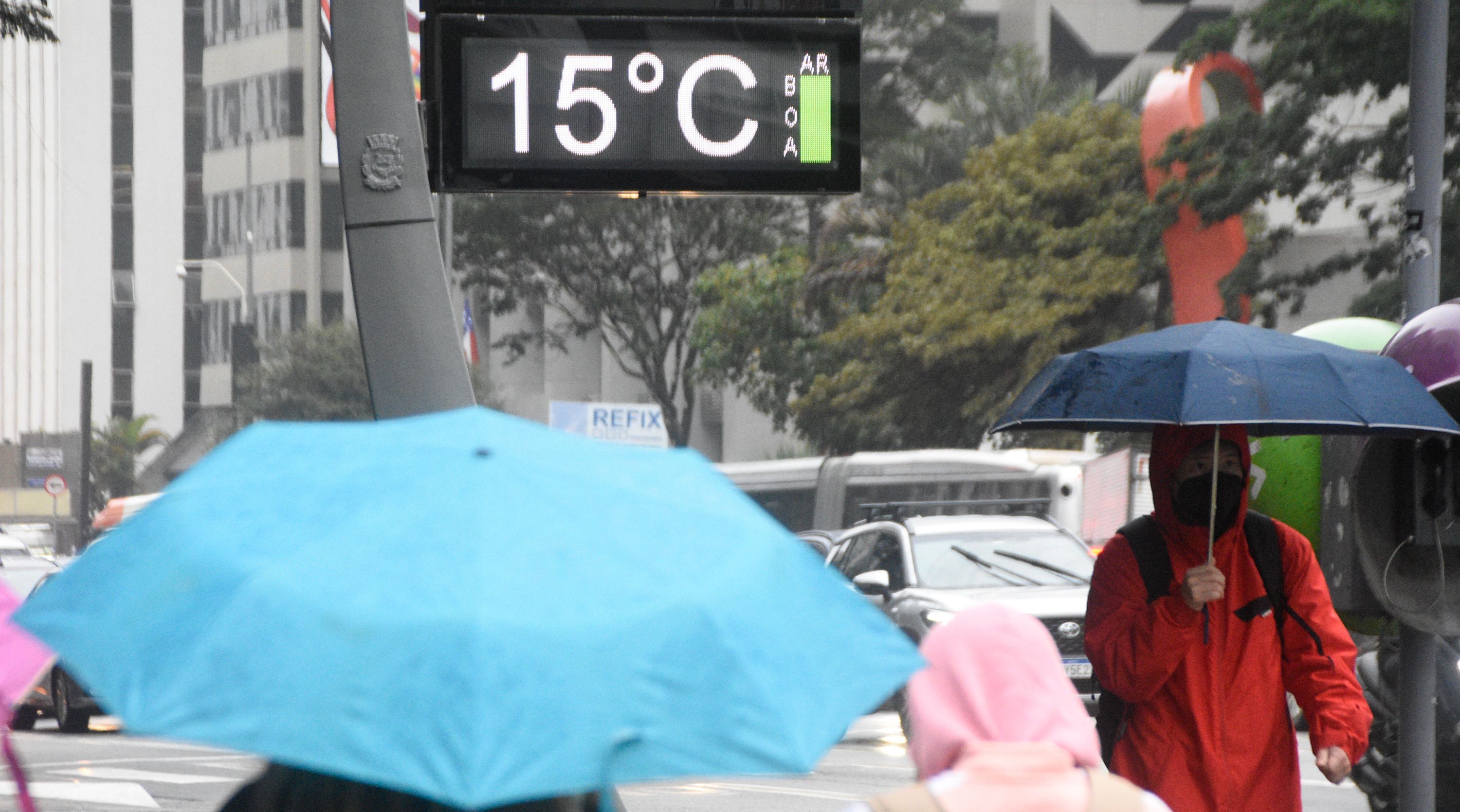 SP - CLIMA/SP - GERAL - Pedestres enfrentam dia de frio e chuva   na região da Avenida Paulista, em São   Paulo, nesta manhã de sexta-feira, 16   de junho de 2023. A temperatura na   capital paulista varia de 11 a 18ºC  hoje.   16/06/2023