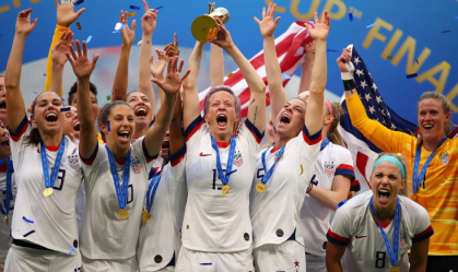 Biden e famosos "ajudam" na convocação da seleção feminina de futebol dos EUA