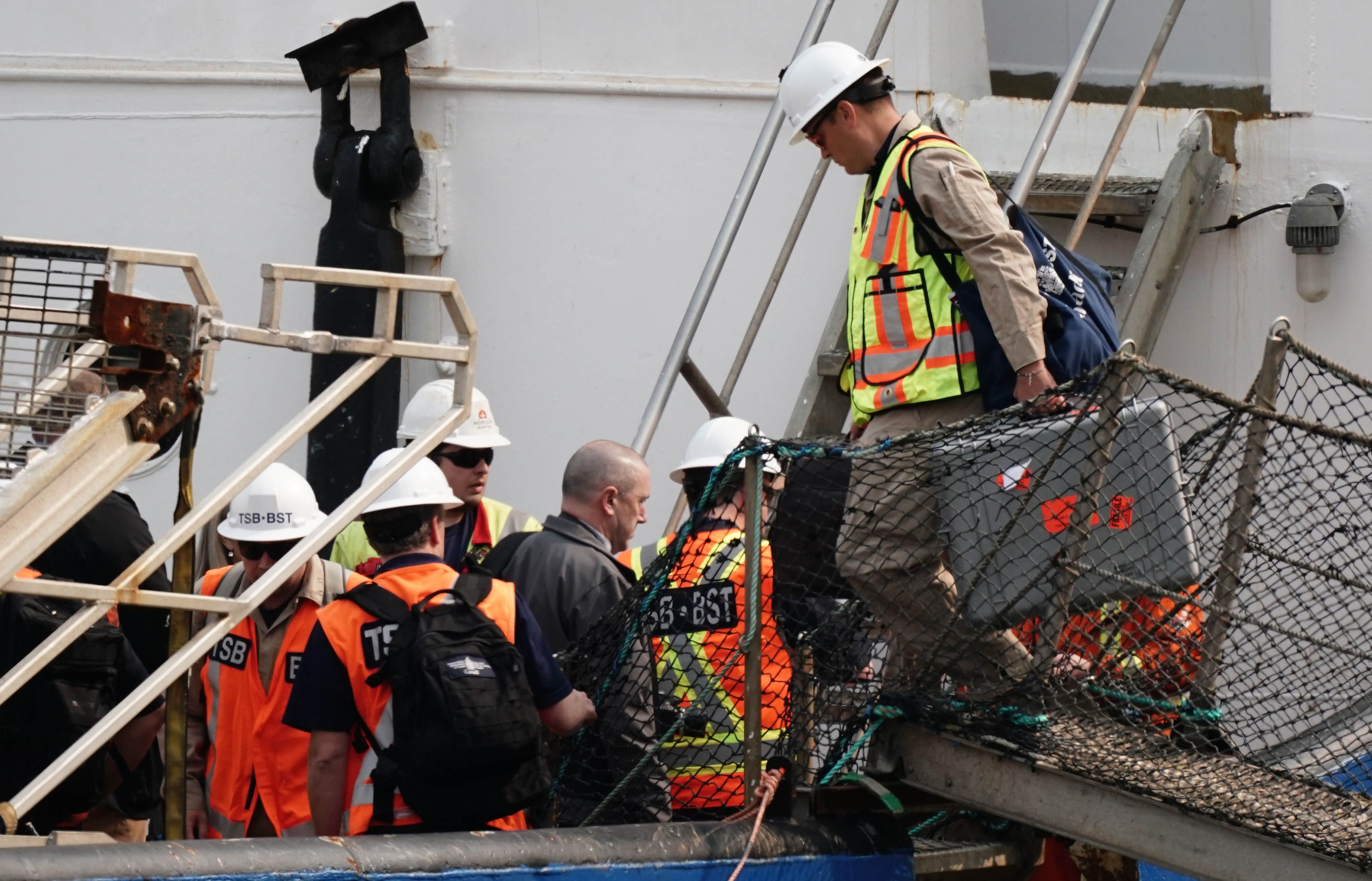 Oficiais do Transportation Safety Board (TSB) do Canadá embarcam no Polar Prince, o principal navio de apoio ao submersível Titan, após sua chegada ao Porto de St. John's em Newfoundland, Canadá. Paul-Henri Nargeolet, Hamish Harding, Stockton Rush, Shahzada Dawood e seu filho Suleman, de 19 anos, morreram depois que o submersível Titan desaparecido sofreu uma implosão catastrófica enquanto tentava alcançar o RMS Titanic. Data da foto: sábado, 24 de junho de 2023. (Foto de Jordan Pettitt/PA Images via Getty Images)
