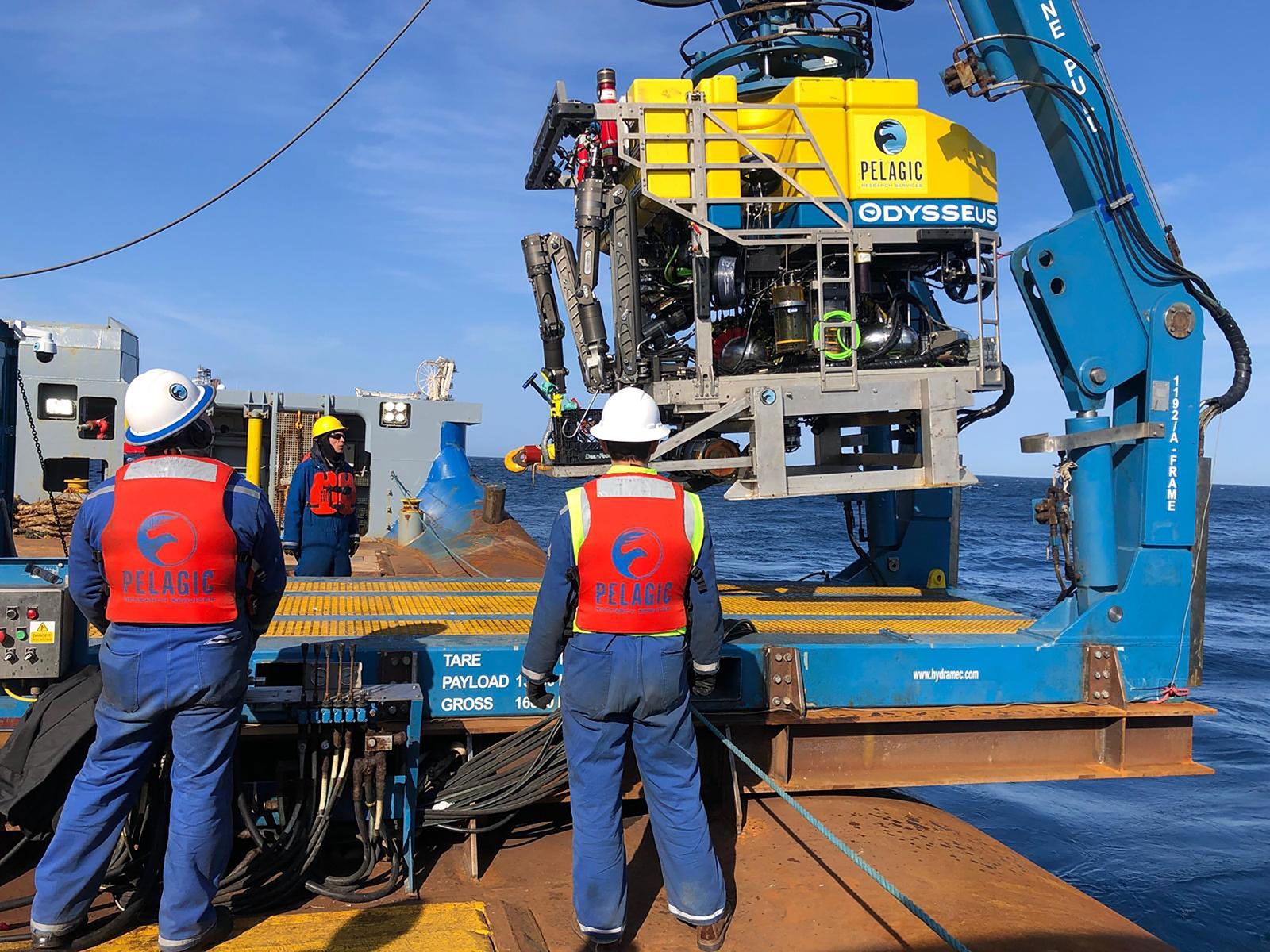 Veículo operado remotamente é retirado do oceano após a busca por detritos do submersível Titan