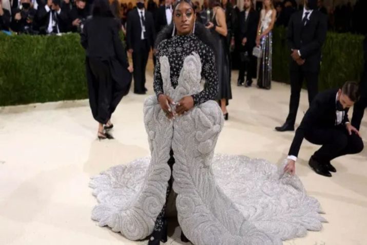 Gola alta como decote feminino / Imagem: Getty Images/ john shearer/ Wire Image