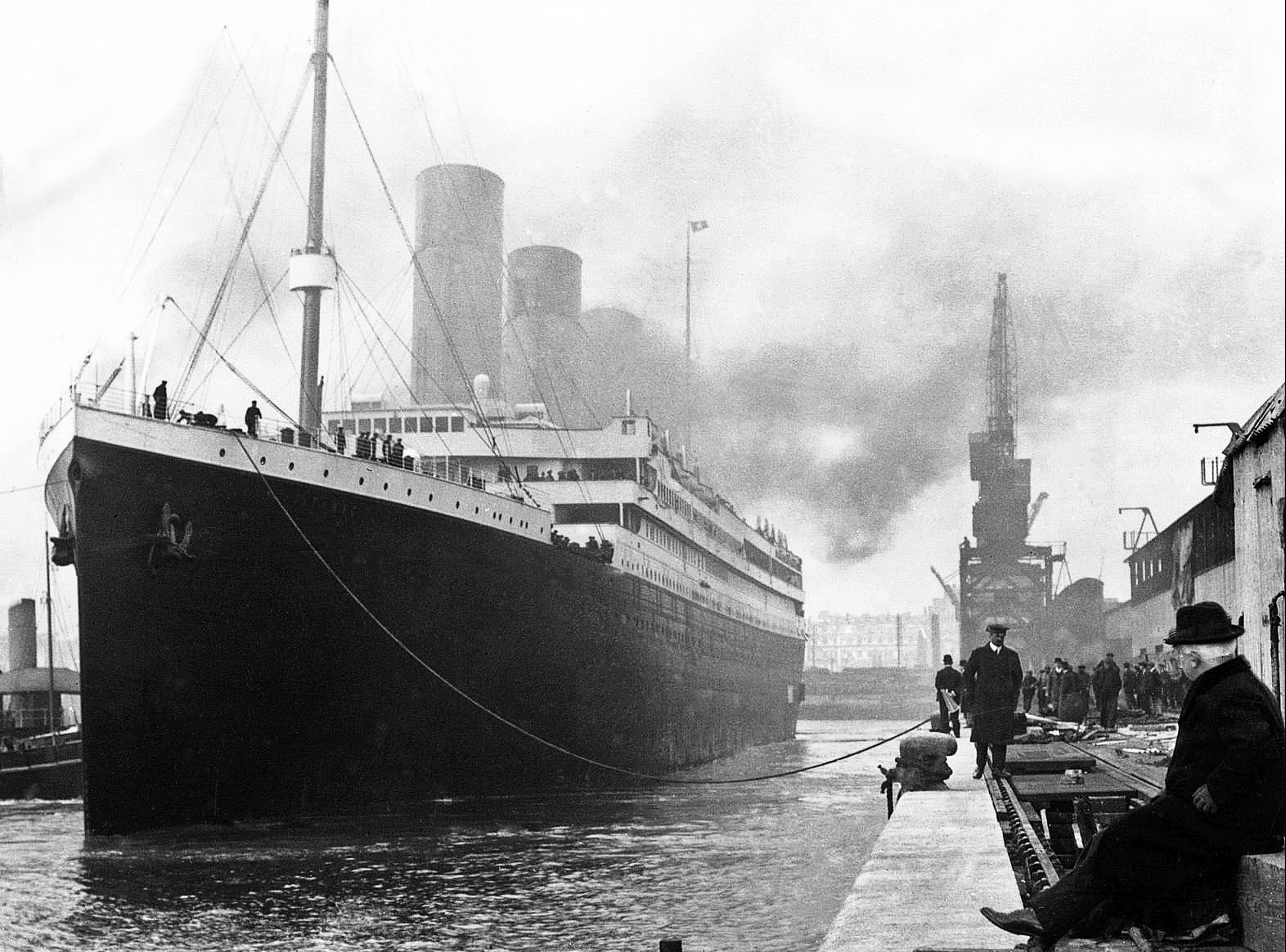 Reino Unido: RMS Titanic nas docas de Southampton, c. 10 de abril de 1912.