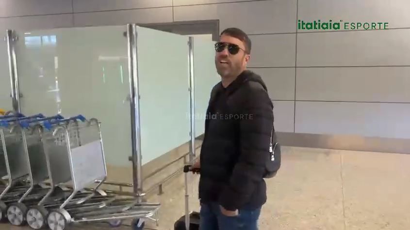 Coudet desembarca no aeroporto de Confins, nesta quarta-feira (14)