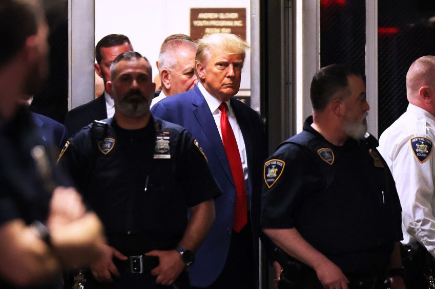 Donald Trump chega para sua acusação no Tribunal Criminal de Manhattan em 4 de abril. / Michael M. Santiago/Getty Images