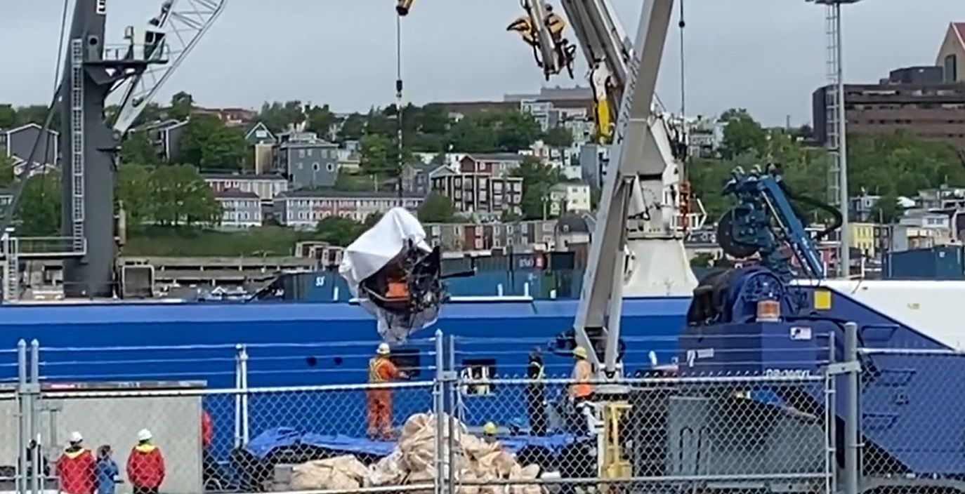 Destroços do submarino Titan foram levados para o Canadá para investigação. A chegada das partes do Titan no porto foram registradas por repórteres. Os investigadores querem definir as causas da implosão do submergível, que fazia uma uma expedição ao Titanic. Os cinco ocupantes morreram