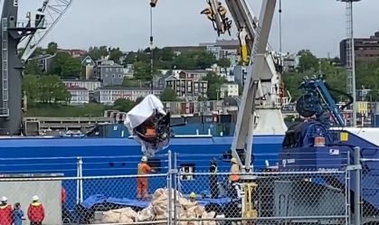 Destroços do submarino Titan foram levados para o Canadá para investigação. A chegada das partes do Titan no porto foram registradas por repórteres. Os investigadores querem definir as causas da implosão do submergível, que fazia uma uma expedição ao Titanic. Os cinco ocupantes morreram