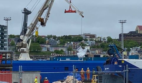 Destroços do submarino Titan foram levados para o Canadá para investigação. A chegada das partes do Titan no porto foram registradas por repórteres. Os investigadores querem definir as causas da implosão do submergível, que fazia uma uma expedição ao Titanic. Os cinco ocupantes morreram