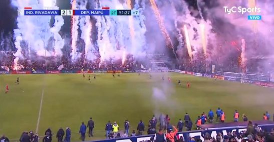 Torcida do Independiente Rivadavia festeja vitória contra Club Deportivo Maipú