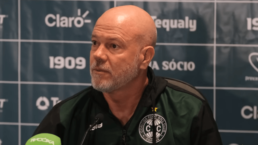 Zago teve 12 jogos, 8 derrotas e 4 empates. Um aproveitamento de 11,1%. / Reprodução/TV Coxa