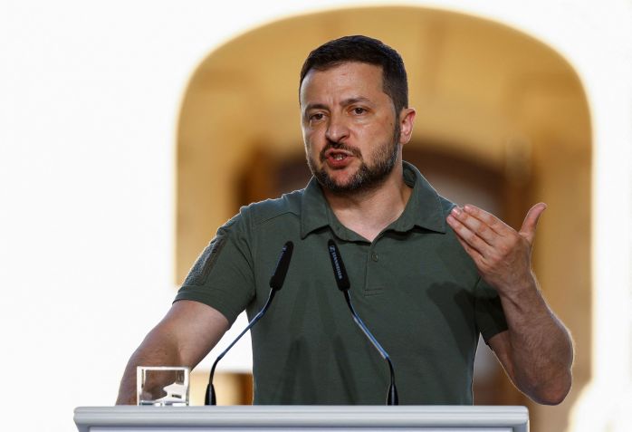 O presidente ucraniano Volodymyr Zelensky fala durante uma coletiva de imprensa com líderes africanos em Kiev em 16 de junho. / Valentyn Ogirenko/Reuters