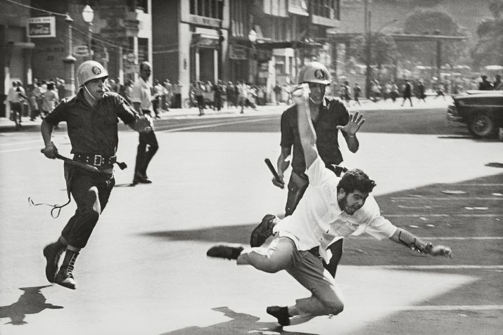 Caça ao estudante durante a Sexta-feira Sangrenta, série de manifestações contra a ditadura realizadas no centro do Rio e duramente reprimidas pelo regime, Rio de Janeiro, RJ, 21/06/1968. • Evandro Teixeira/Acervo IMS