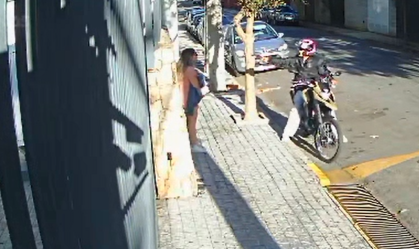 Ladrão que atirou após perceber mulher filmando roubo é flagrado em outro assalto no mesmo dia