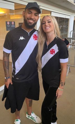 Douglas Luiz e Alisha Lehmann em jogo do Vasco no Maracanã / Reprodução/Vasco