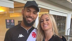 Douglas Luiz e Alisha Lehmann em jogo do Vasco no Maracanã