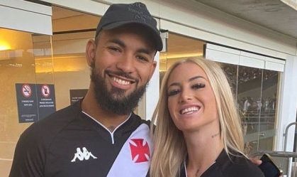 Namorada de Douglas Luiz critica diferença salarial: "Ganha 100 mil vezes mais"