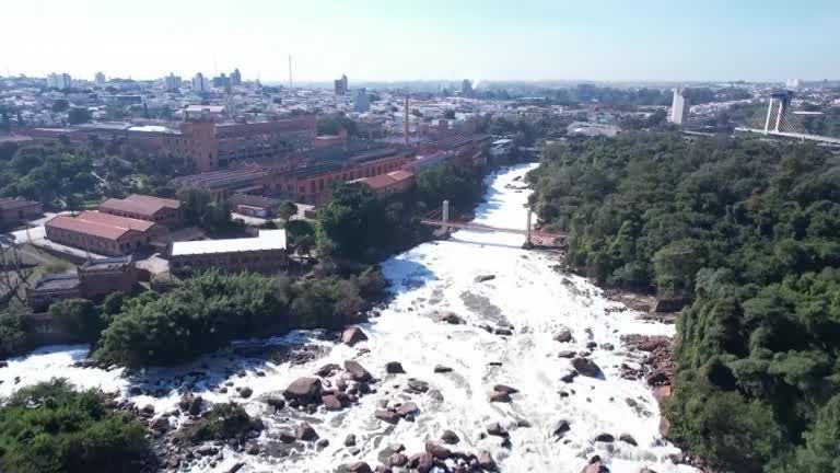 Nuvens brancas fedorentas de espuma tóxica cobrem rio Tietê no interior de SP
