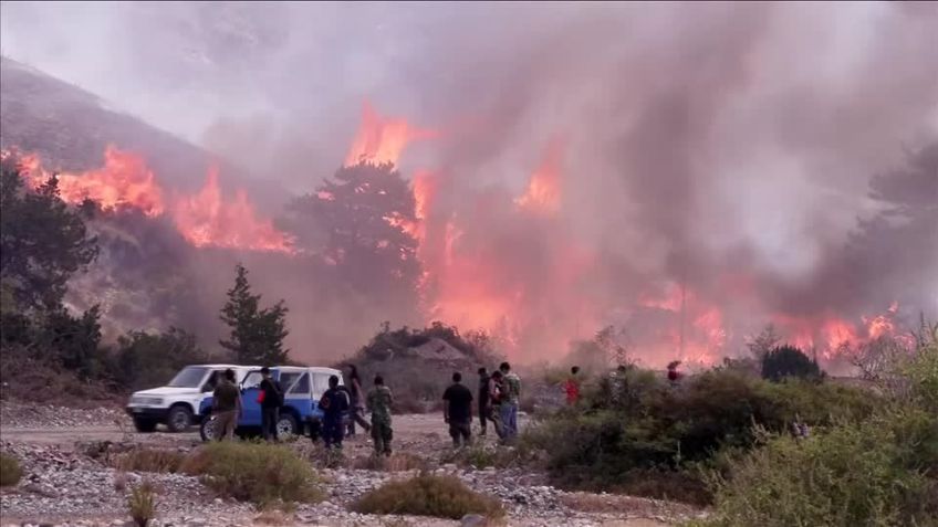Incêndio florestal na ilha de Rodes, na Grécia, em 24 de julho de 2023. • Reuters