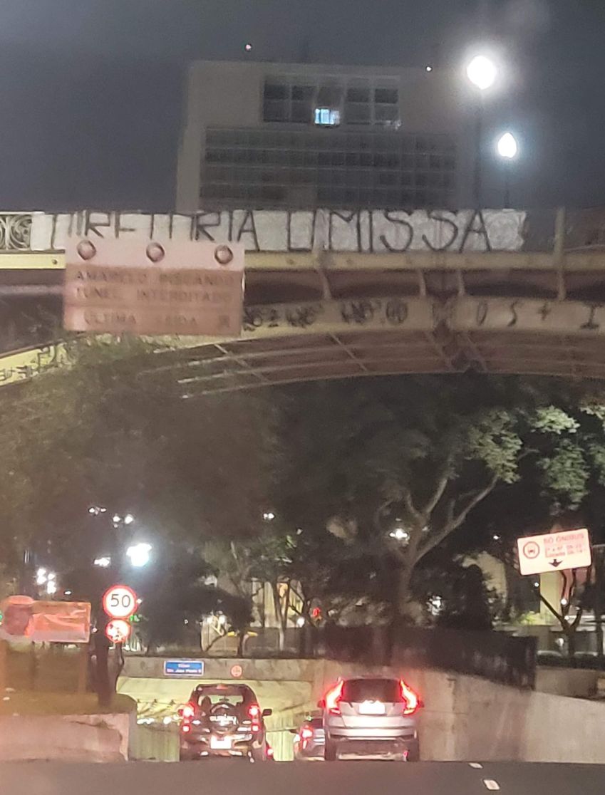 Faixa de protesto instalada em viaduto na Avenida Tiradentes, em São Paulo. Rafael Serra/CNN