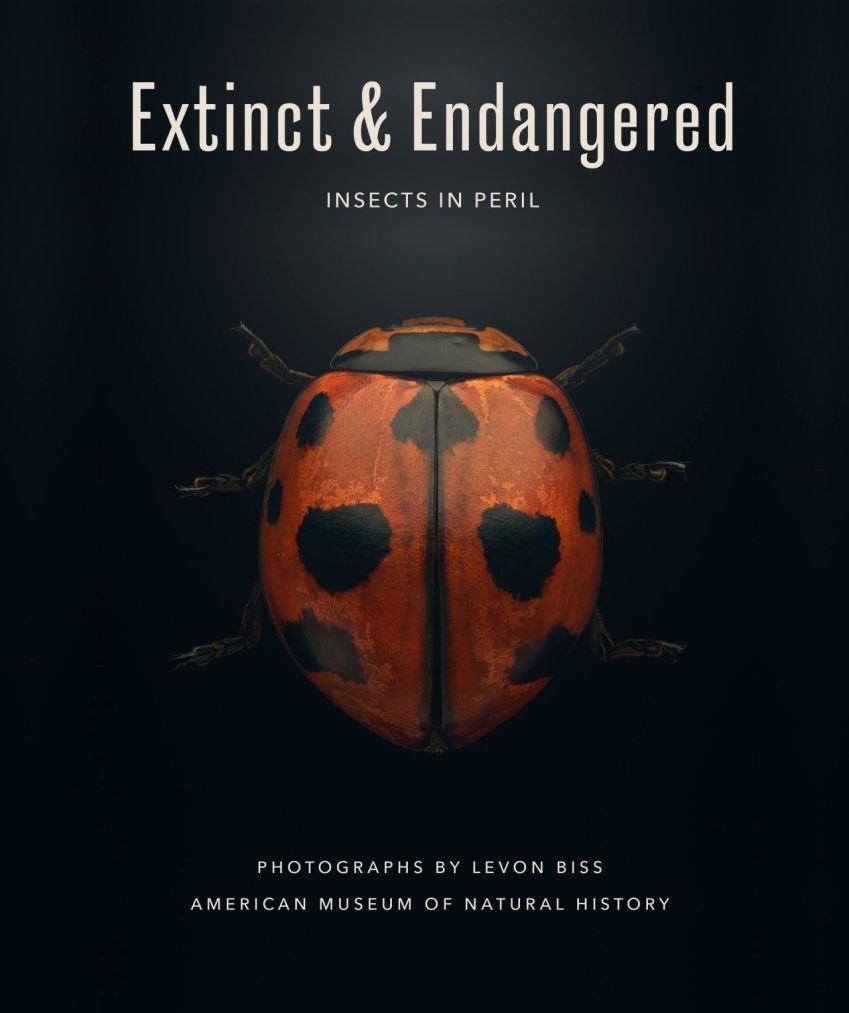"Extinct and Endangered: Insects in Peril" já está disponível em capa dura / Abrams