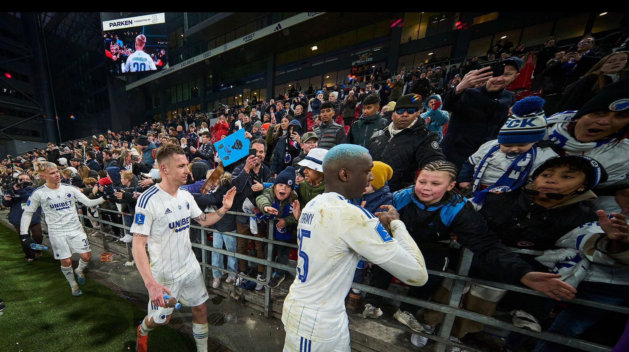 Jogadores do Copenhagen falam interagem com torcedores mirins