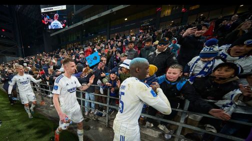 Jogadores do Copenhagen falam interagem com torcedores mirins