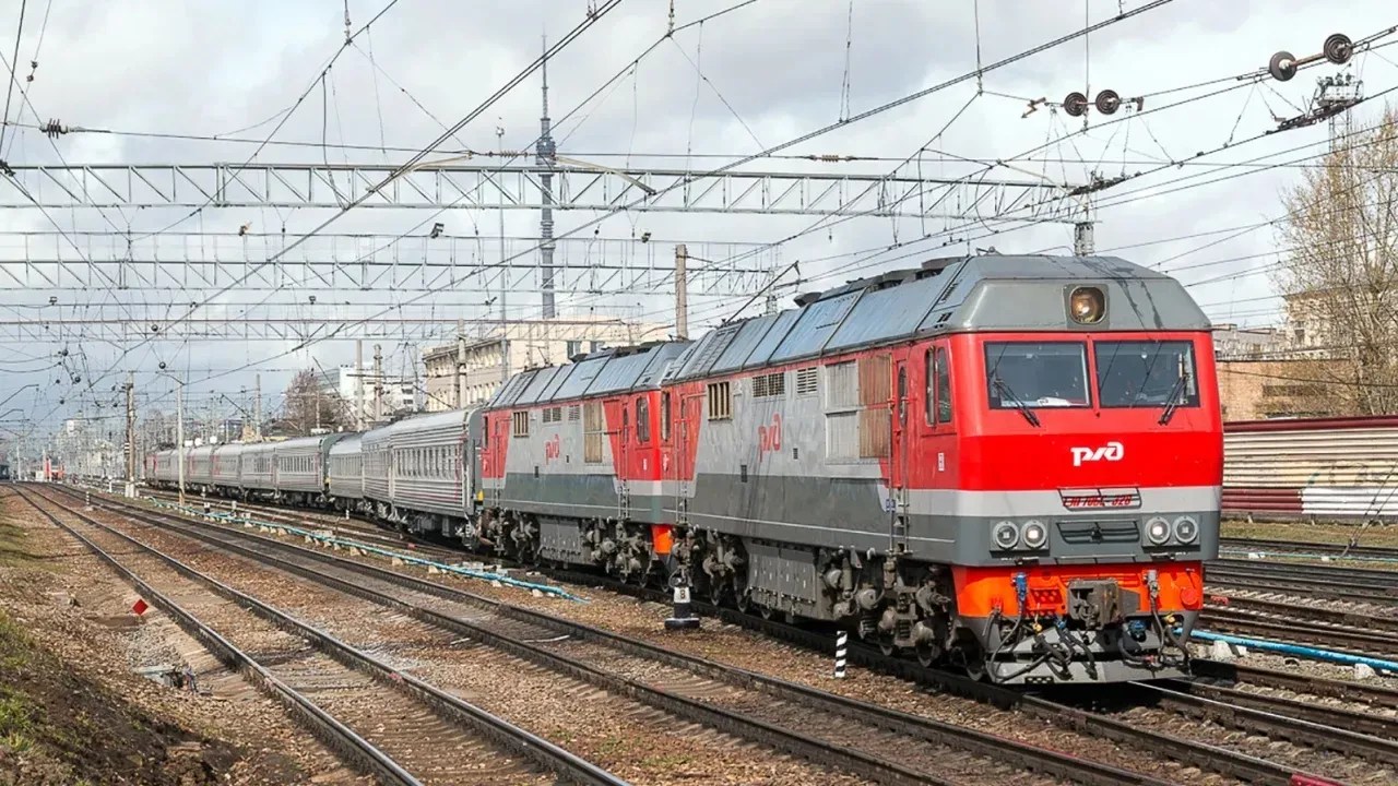Imagens de sites de observadores de trens amadores russos parecem mostrar o trem de Putin. De acordo com o Dossier Center, é identificável pelo uso de duas locomotivas TEP70BS e pelas cúpulas brancas com antenas em um ou dois dos vagões / CNN