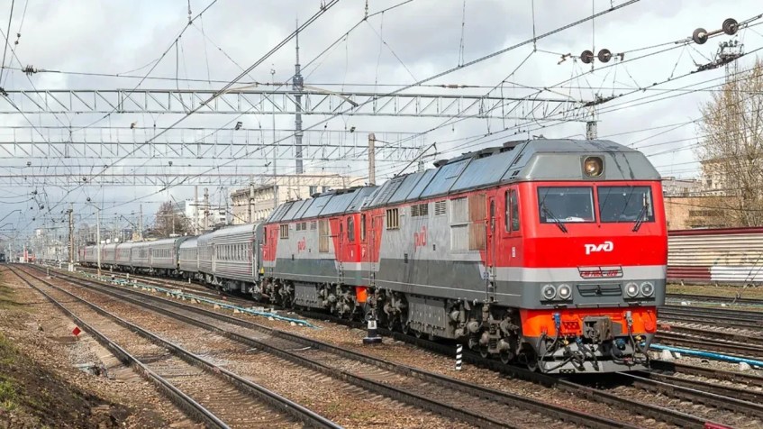 Imagens de sites de observadores de trens amadores russos parecem mostrar o trem de Putin. De acordo com o Dossier Center, é identificável pelo uso de duas locomotivas TEP70BS e pelas cúpulas brancas com antenas em um ou dois dos vagões / CNN