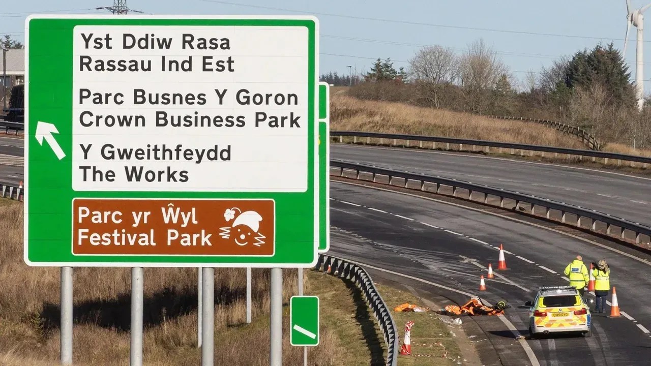 Um sinal de trânsito bilíngue na A465 em Tredegar, no País de Gales / Huw Fairclough/Arquivo CNNi