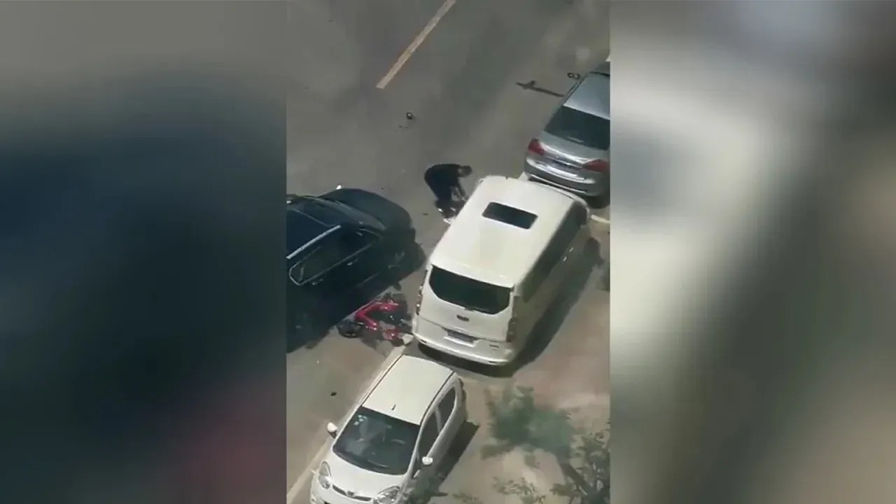 Captura de tela de um vídeo de uma testemunha mostra um ataque no qual um homem repetidamente dirigiu seu carro por cima de uma mulher em Shandong, China