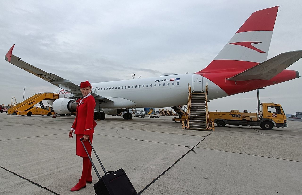 Fila recriou a fotografia de infância como comissária de bordo recém-qualificada da Austrian Airlines / Gloria Fila/Arquivo Pessoal