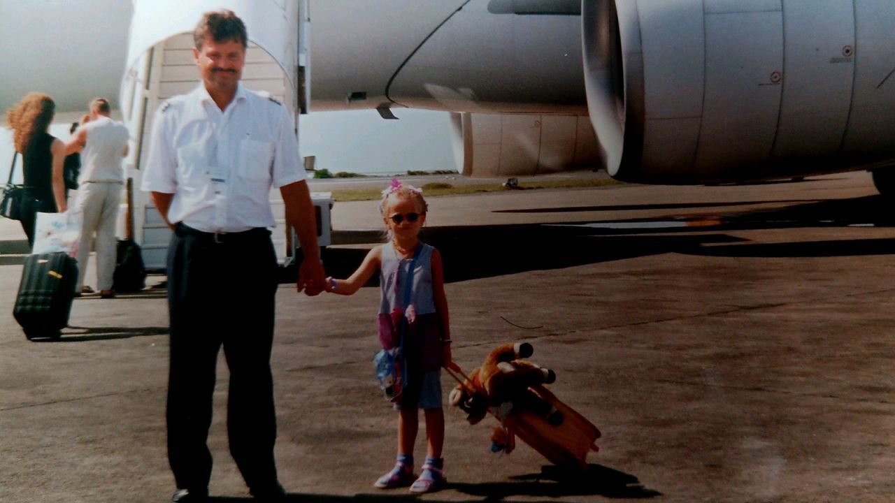 Aqui está Fila ainda criação com seu pai piloto. Ela diz que adorava viajar de avião desde cedo / Gloria Fila/Arquivo Pessoal