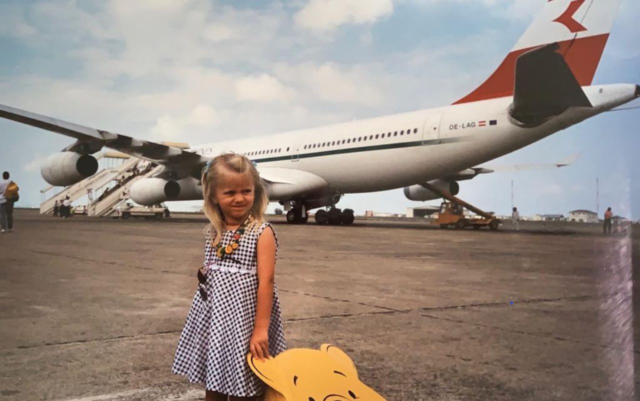 Fila sempre amou esta foto, tirada nas férias nas Maldivas em 1999. Ela diz que sente que simboliza seu amor pela aviação / Gloria Fila/Arquivo Pessoal