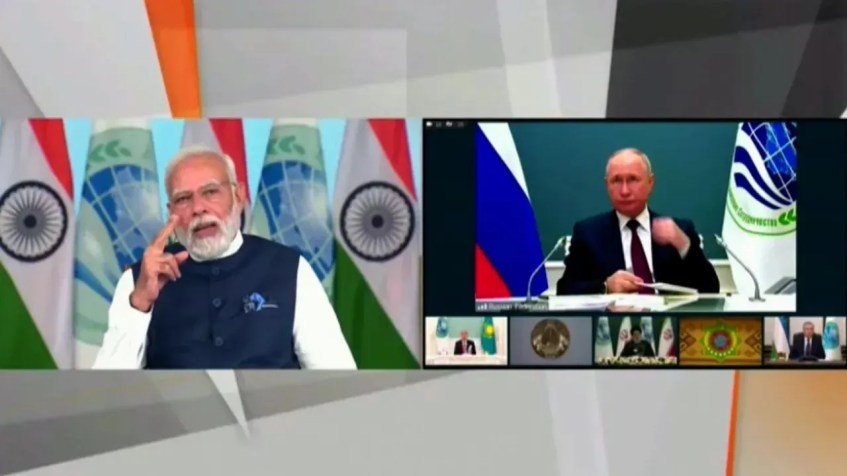 O primeiro-ministro indiano, Narendra Modi, e o presidente russo, Vladimir Putin, retratados lado a lado na cúpula virtual da Organização de Cooperação de Xangai em 4 de julho / Reprodução / CNNi