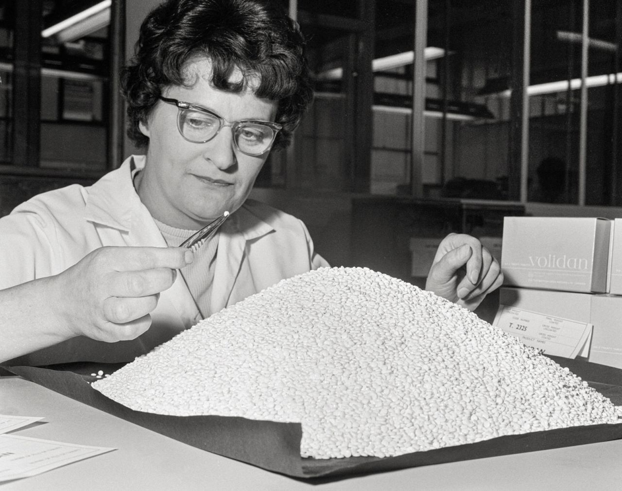 As pílulas anticoncepcionais são inspecionadas na empresa farmacêutica British Drug Houses em 1965 / Trinity Mirror/Mirrorpix/Alamy Banco de Imagens