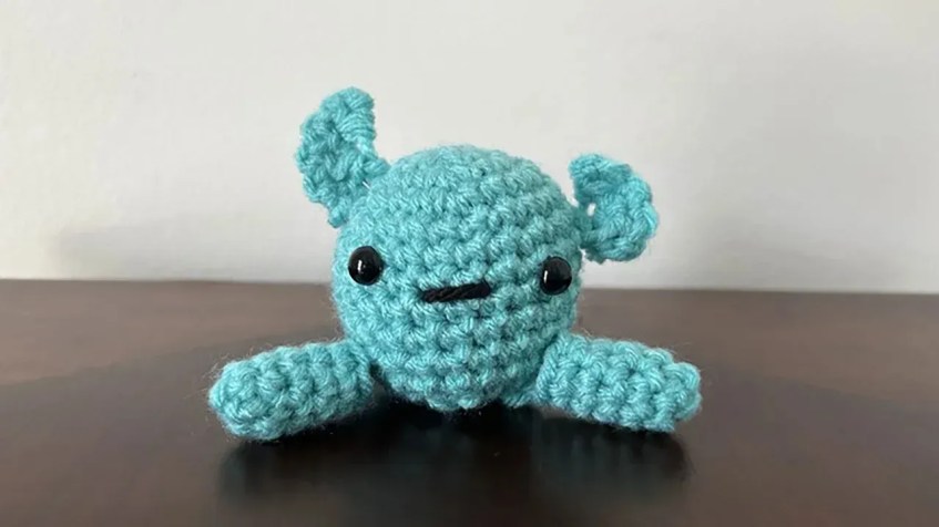 Modelo de criatura esquisita de crochê criado segundo instruções do ChatGPT / AJ Willingham/CNN