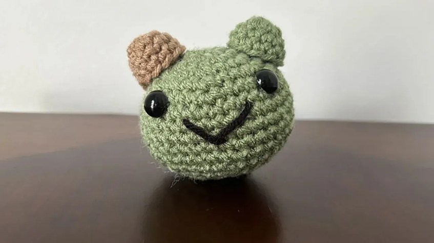 Modelo de Baby Yoda de crochê criado segundo instruções do ChatGPT / AJ Willingham/CNN