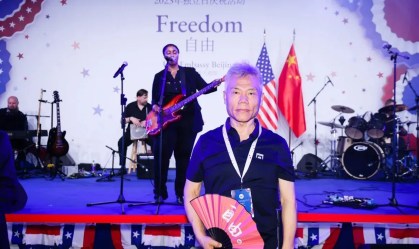 Especialista chinês “antiamericano” festeja 4 de julho na embaixada dos EUA e recebe críticas na China: “Hipocrisia típica"