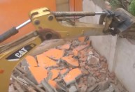 Homem que urinou em membro de comunidade tribal tem casa demolida na Índia