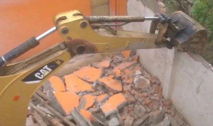 Homem que urinou em membro de comunidade tribal tem casa demolida na Índia