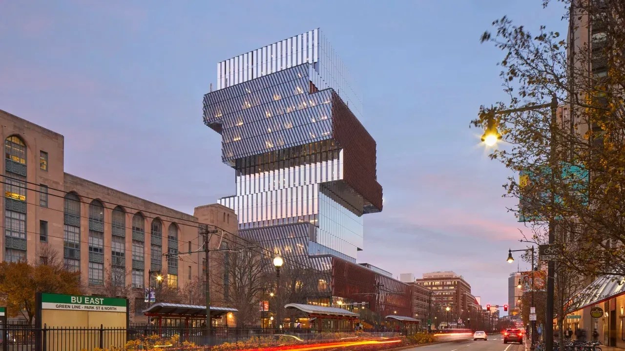Projetado pela KPMB Architects, o Centro de Computação e Ciências de Dados da Universidade de Boston está entre as quase 250 estruturas selecionadas para "Edifício Mundial do Ano"