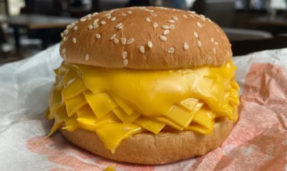 Burger King da Tailândia lança “hambúrguer sem carne e com 20 fatias de queijo”